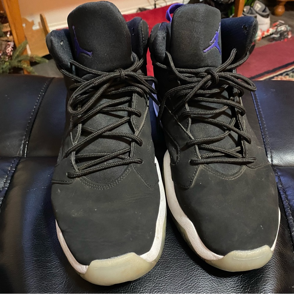 Up for sale is a pair of Air Jordans men’s size 9 pre-owned.